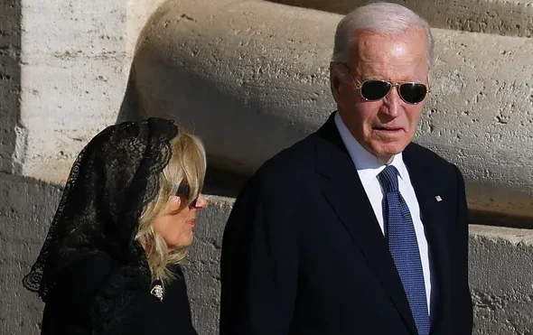 83293500007-20250426-t-065518-z-759278092-rc-2-i-5-ea-1-dkwz-rtrmadp-3-popefrancisfuneral