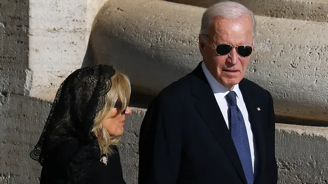 83293500007-20250426-t-065518-z-759278092-rc-2-i-5-ea-1-dkwz-rtrmadp-3-popefrancisfuneral